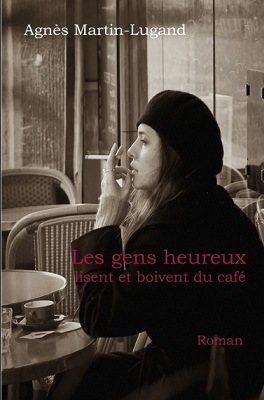 Les-gens-heureux-lisent-et-boivent-du-cafe_reference